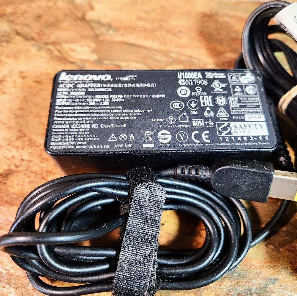 Genuine LENOVO Think-Pad AC/DC Power Adapter • Input : 100-240-V 1.2-A ●